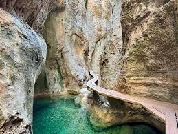 Parrizal de Beceite con pasarelas sobre el río Matarraña