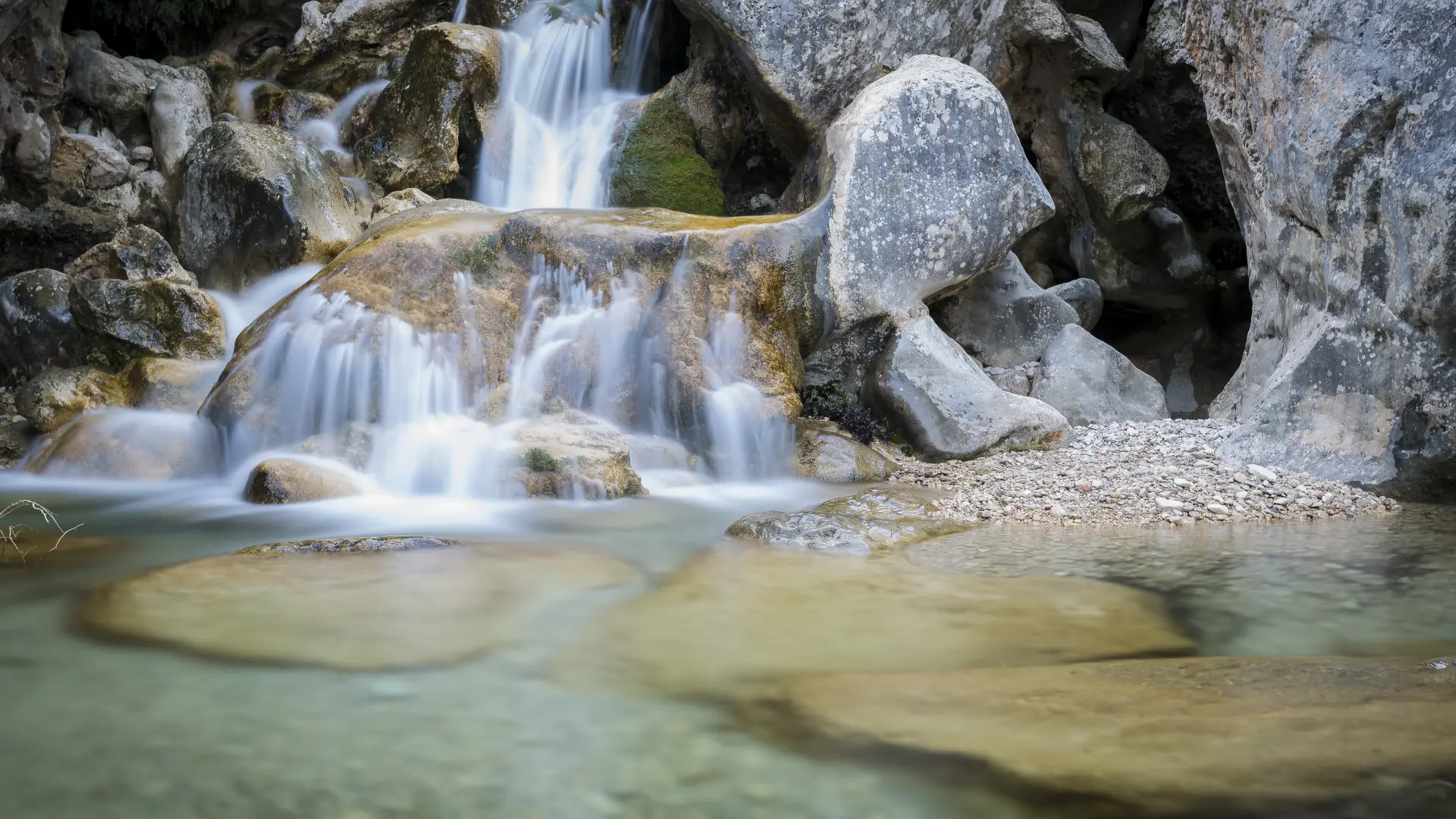Cascada de agua cristalina en el Parrizal de Beceite